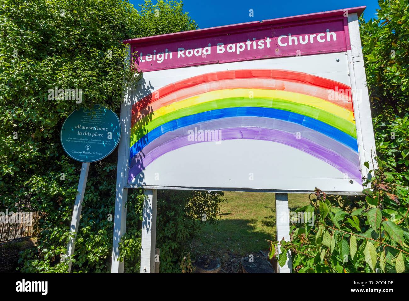 Église baptiste de Leigh Road à Leigh on Sea, Essex, Royaume-Uni. Panneau de signalisation arc-en-ciel Banque D'Images