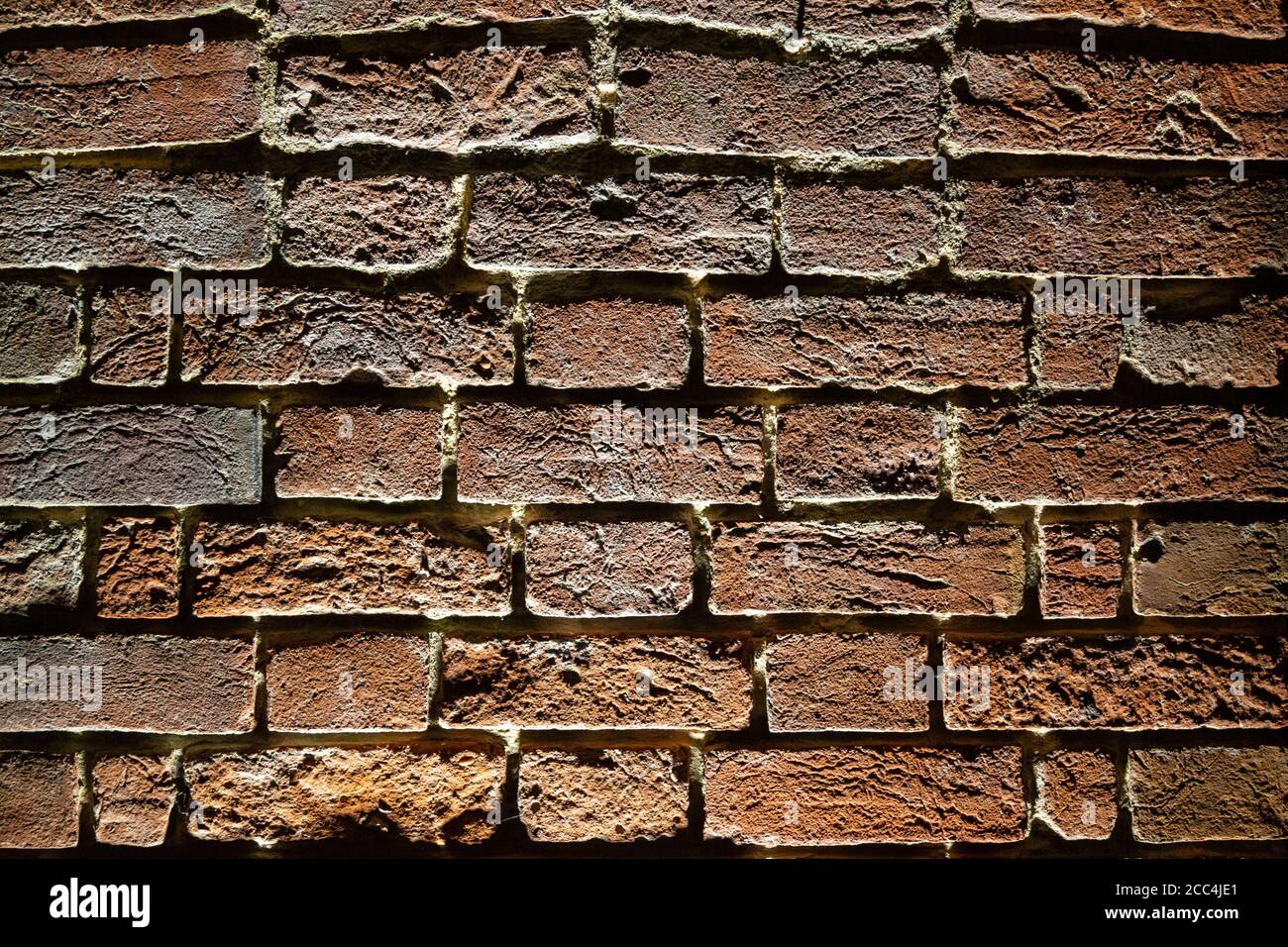 gros plan d'un mur de briques illuminé la nuit par les projecteurs Banque D'Images