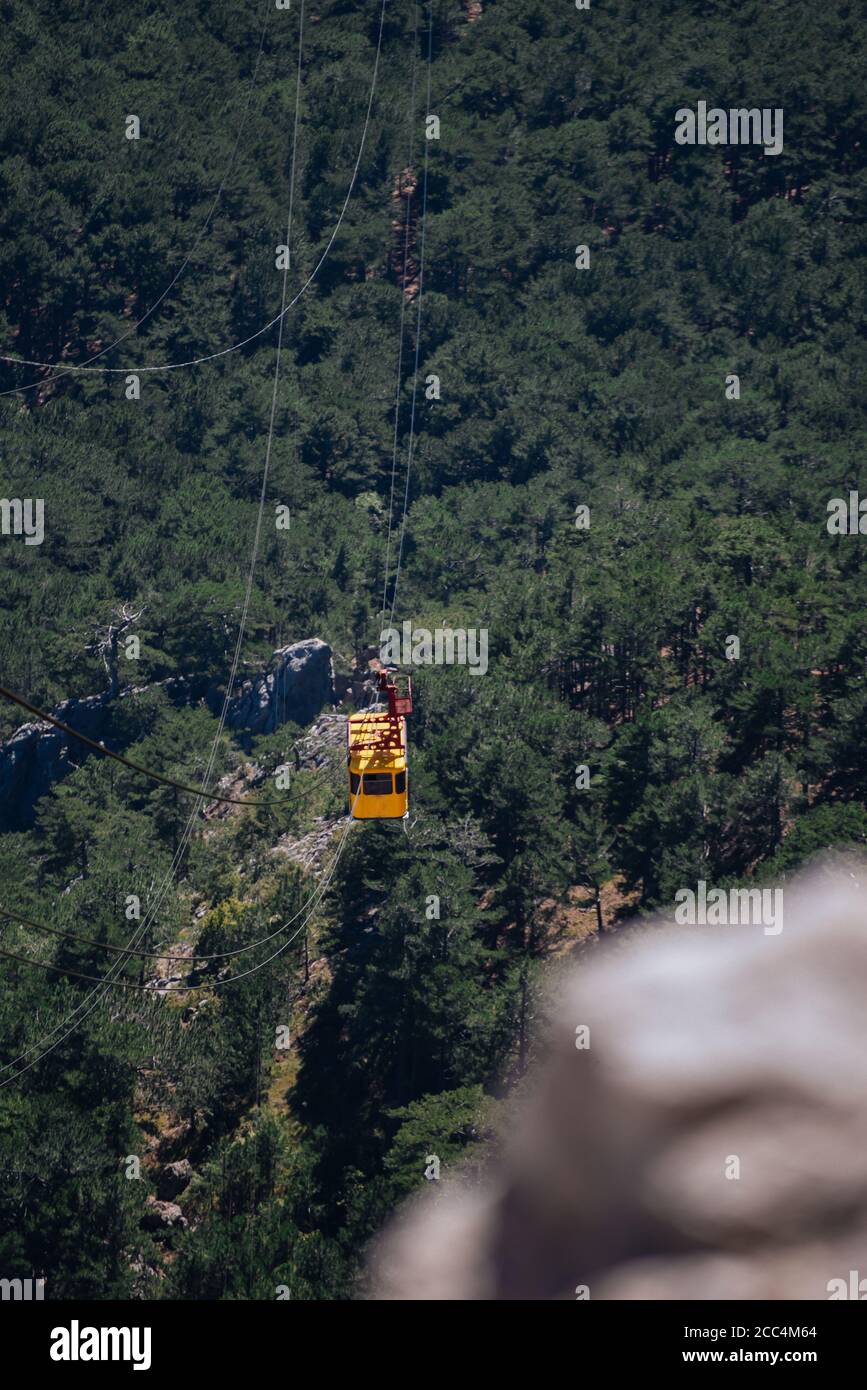 Téléphérique en été. Le funiculaire descend de la montagne. Vue de la montagne au pied de la montagne. Banque D'Images