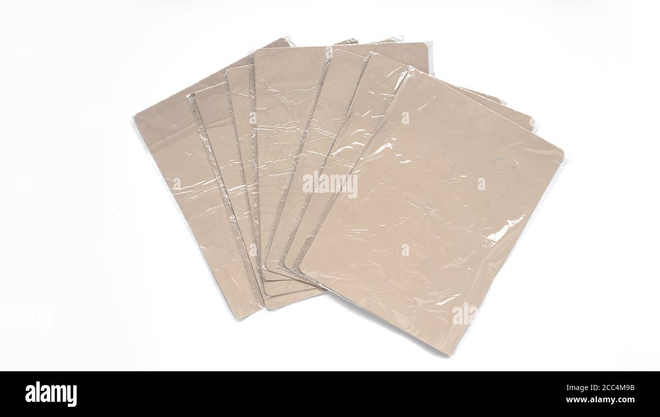 Imitation de cuir emballé pour la pratique de tatouage sur blanc. Plusieurs feuilles de cuir Banque D'Images
