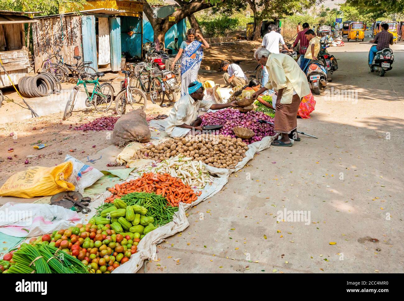 Puttaparthi, Andhra Pradesh, Inde - 13 janvier 2013 : l'homme indien vend des légumes sur le marché de rue de Puttaparthi. Banque D'Images