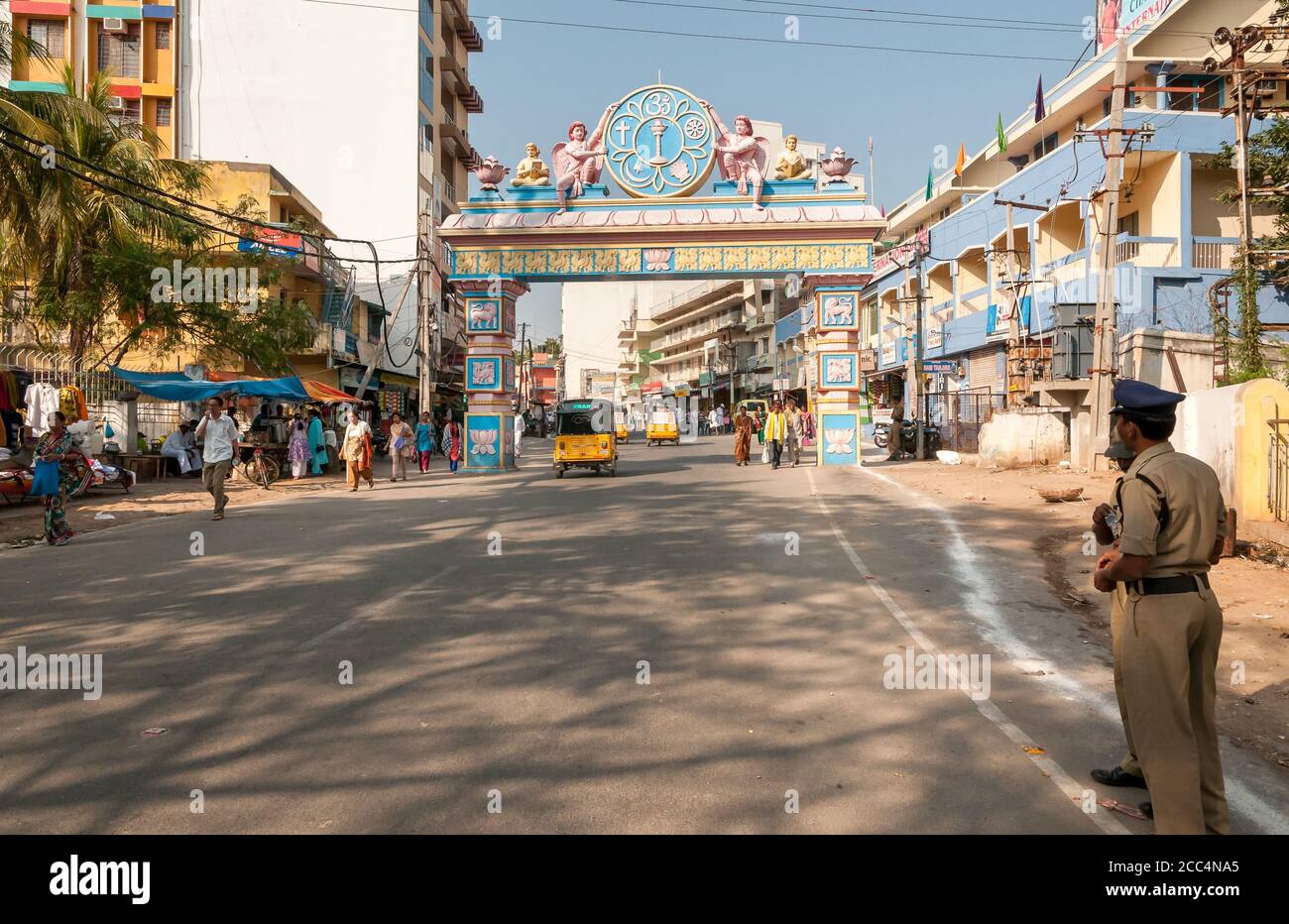 Puttaparthi, Andhra Pradesh, Inde - 11 janvier 2013 : l'arche symbolique pour accéder au village de Puttaparthi, scène urbaine, Inde Banque D'Images