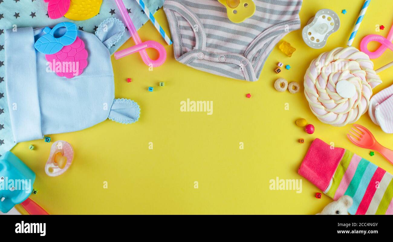 Arrière-plan de fête de douche de bébé avec des vêtements et des accessoires de bébé Banque D'Images