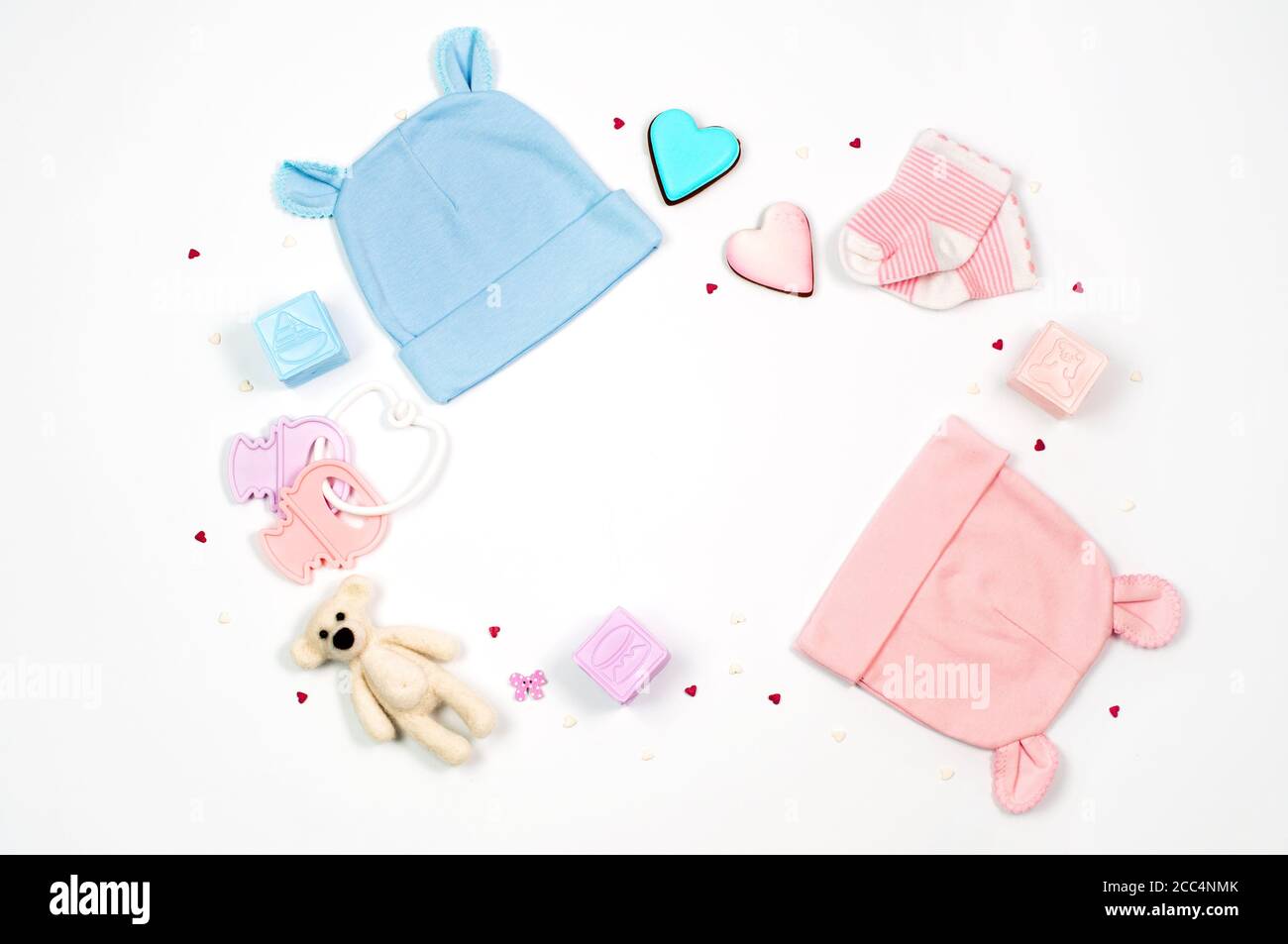 Arrière-plan de fête de douche de bébé avec des accessoires de bébé sur fond blanc Banque D'Images