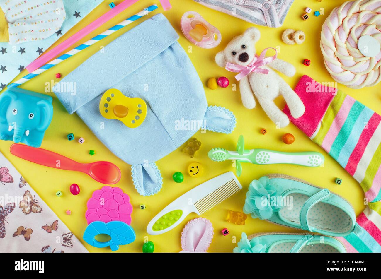 Arrière-plan de fête de douche de bébé avec des vêtements et des accessoires de bébé Banque D'Images