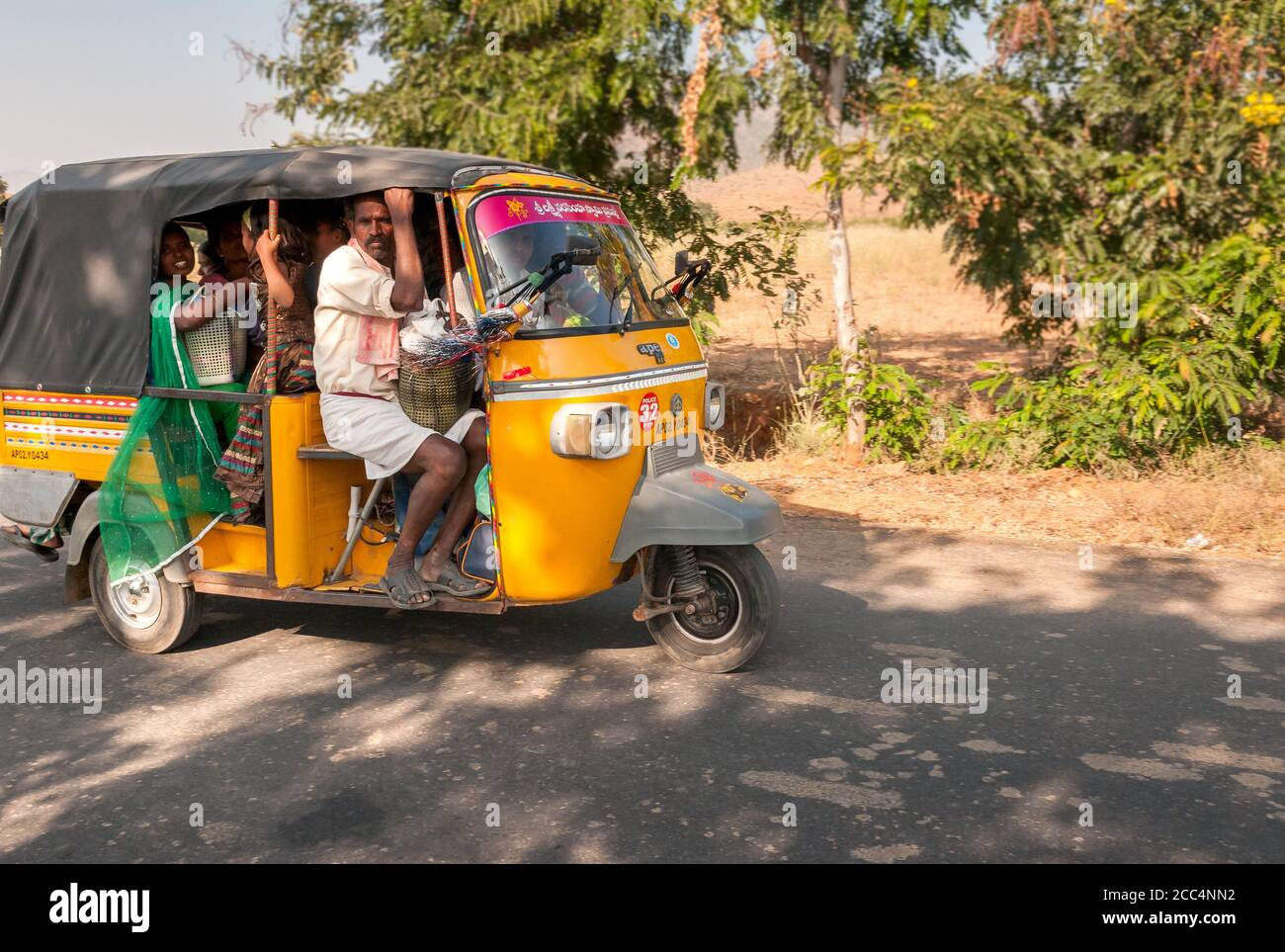 Puttaparthi, Andhra Pradesh, Inde - 12 janvier 2013 : les Indiens voyagent en taxi en pousse-pousse le long de la route du village de Puttaparthi, Inde Banque D'Images
