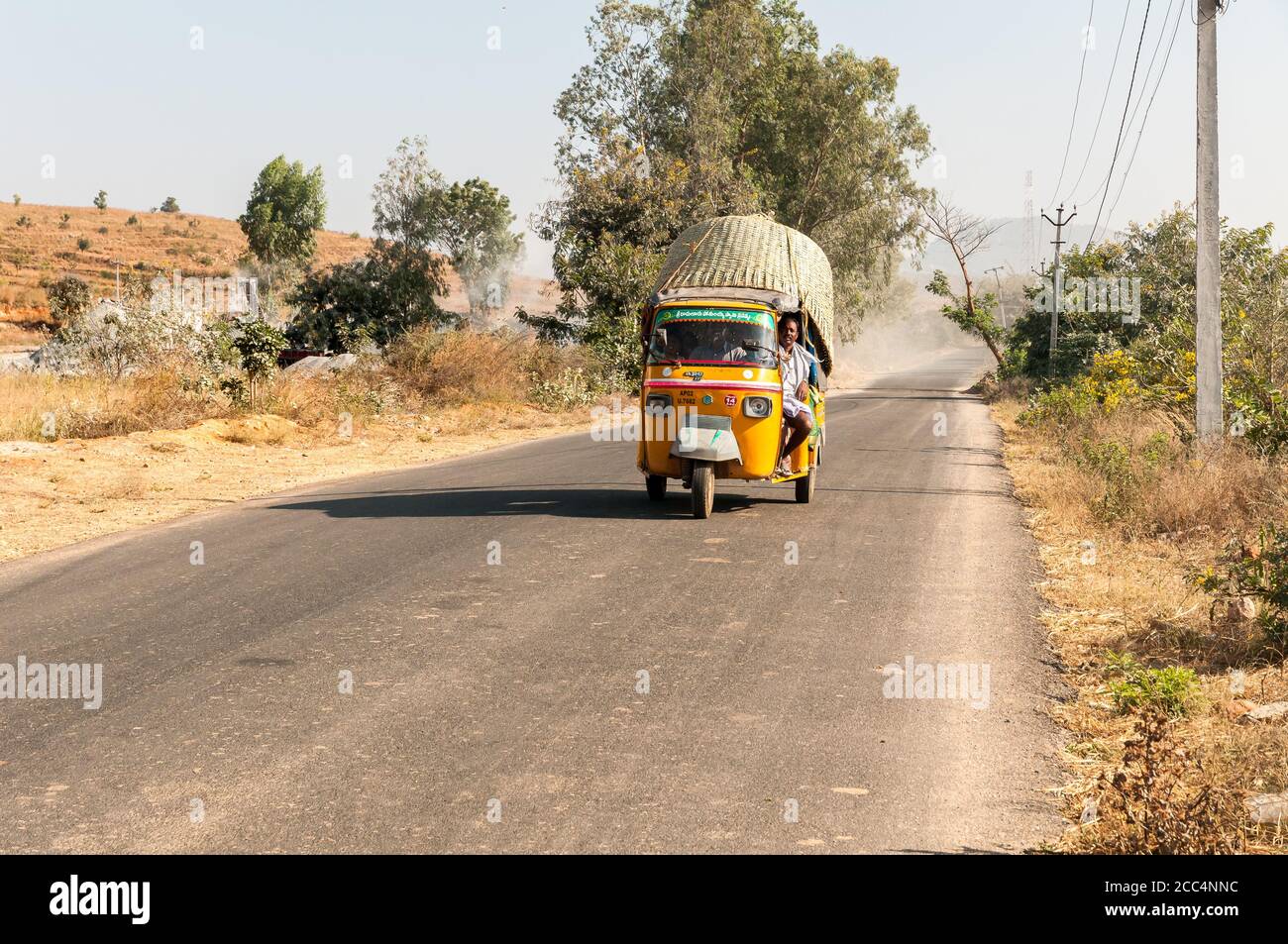 Puttaparthi, Andhra Pradesh, Inde - 12 janvier 2013 : les Indiens voyagent en taxi en pousse-pousse le long de la route du village de Puttaparthi, Inde Banque D'Images