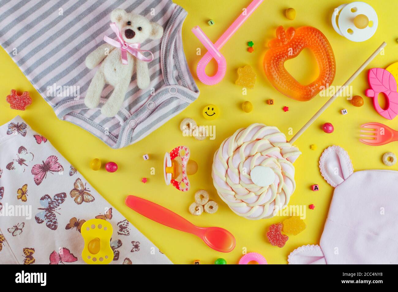 Arrière-plan de fête de douche de bébé avec des vêtements et des accessoires de bébé Banque D'Images