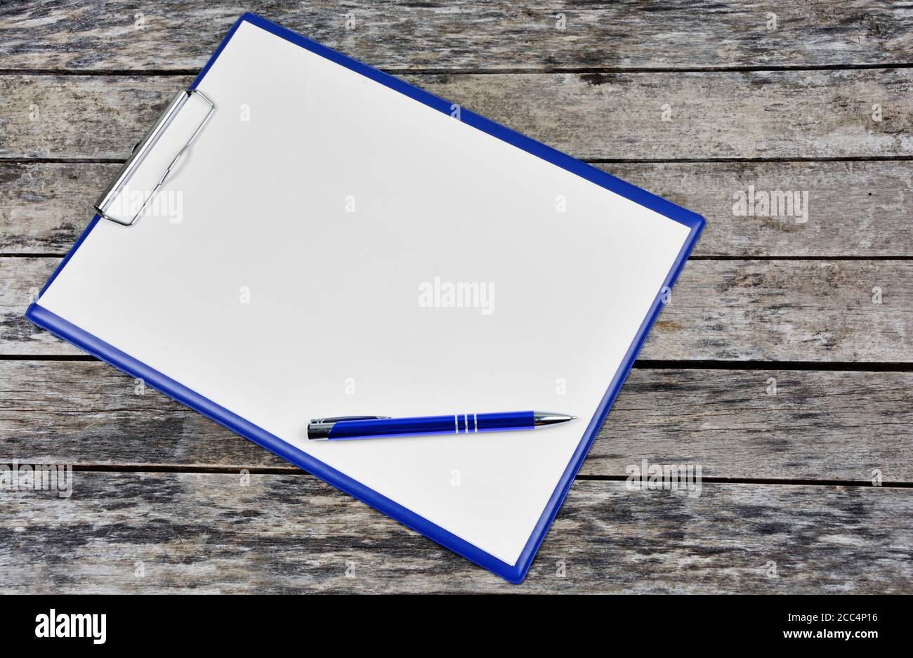 Presse-papiers avec papier blanc vierge et stylo sur le bureau Banque D'Images