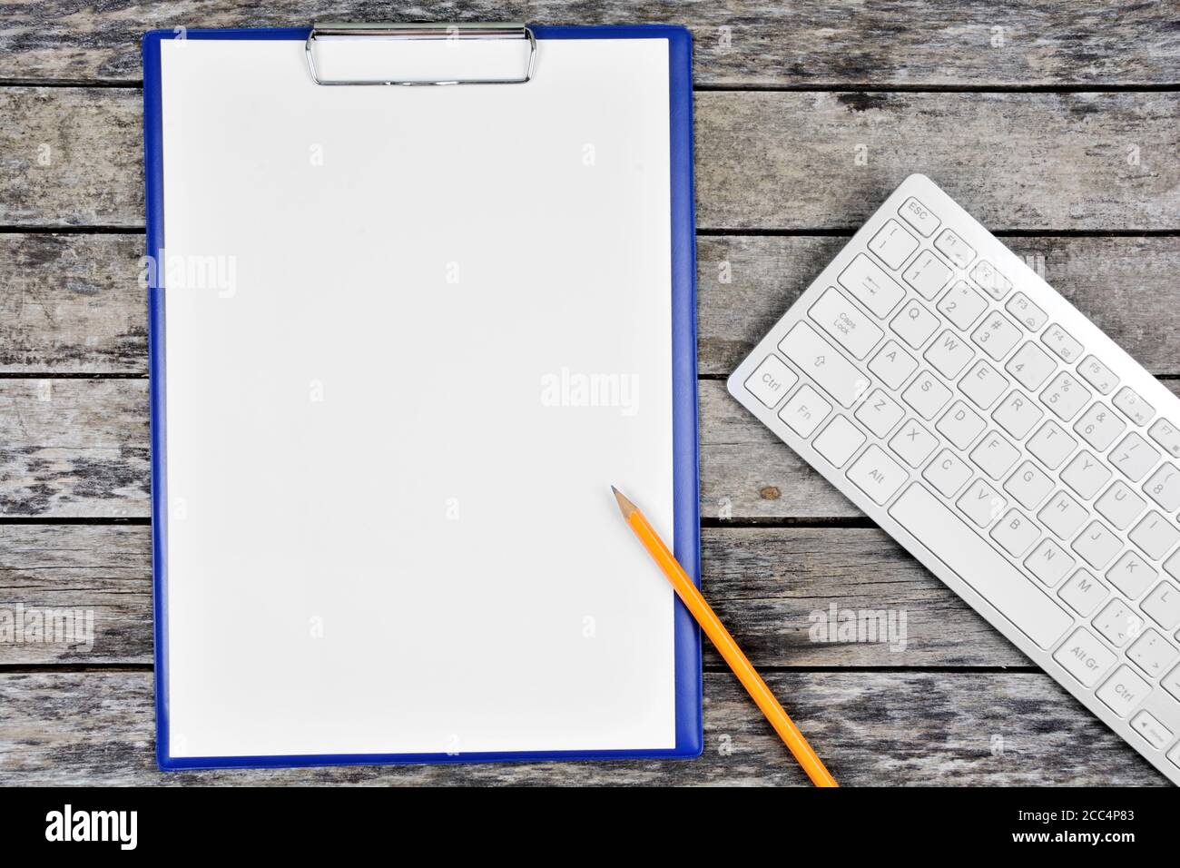 Presse-papiers avec papier blanc vierge avec stylet et clavier sur le bureau Banque D'Images