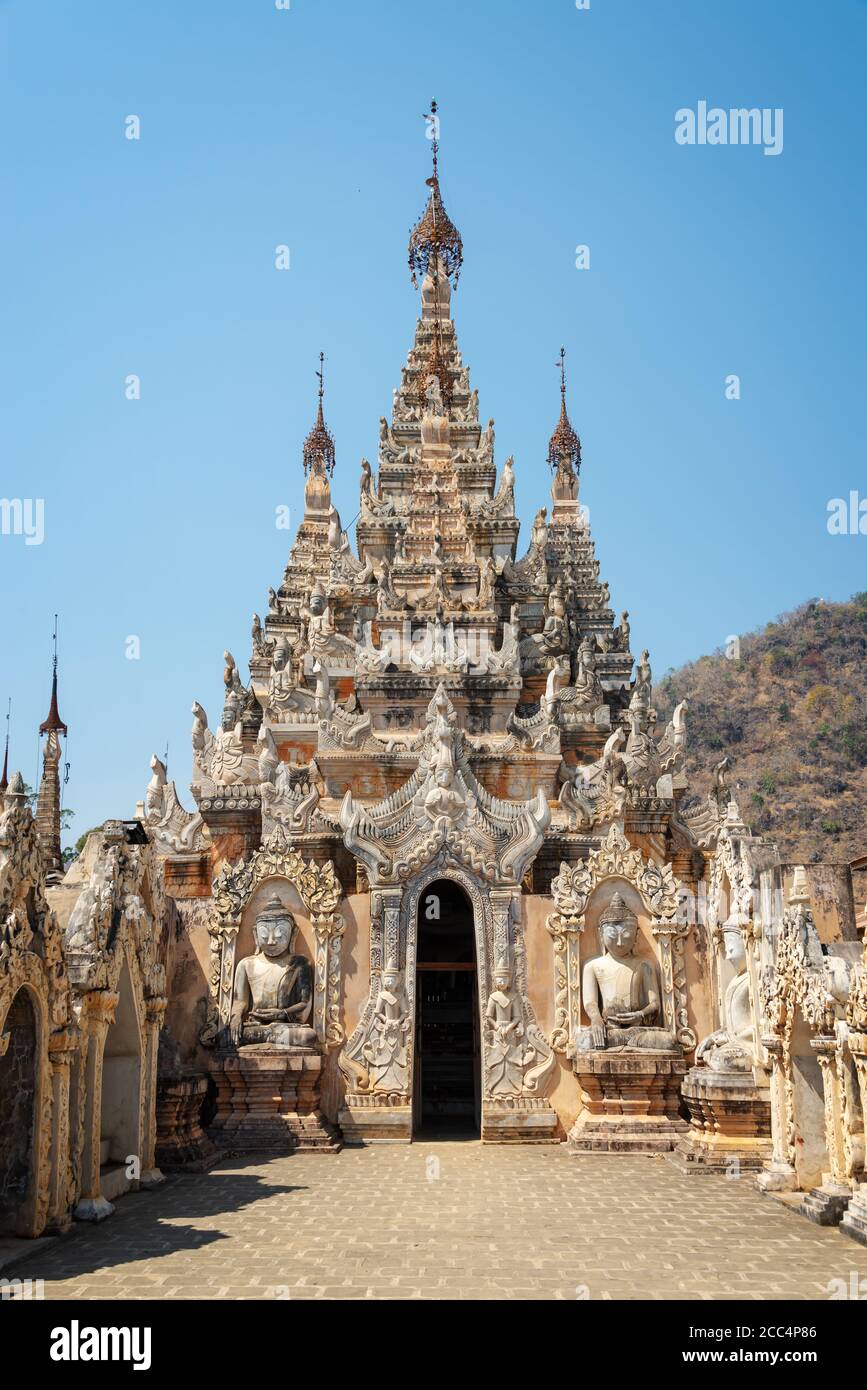 Détail d'une pagode dans le monastère bouddhiste de Tharkhaung en Birmanie, au Myanmar Banque D'Images