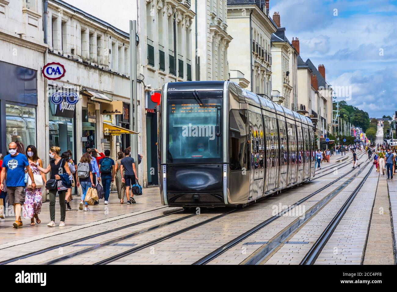 Tramway Alstom Citadis en cours d'exécution dans le centre de la rue nationale, Tours, Indre-et-Loire (37), France. Banque D'Images