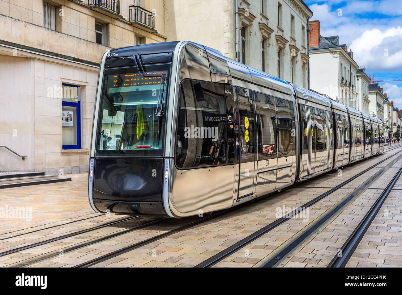 Tramway Alstom Citadis en cours d'exécution dans le centre de la rue nationale, Tours, Indre-et-Loire (37), France. Banque D'Images