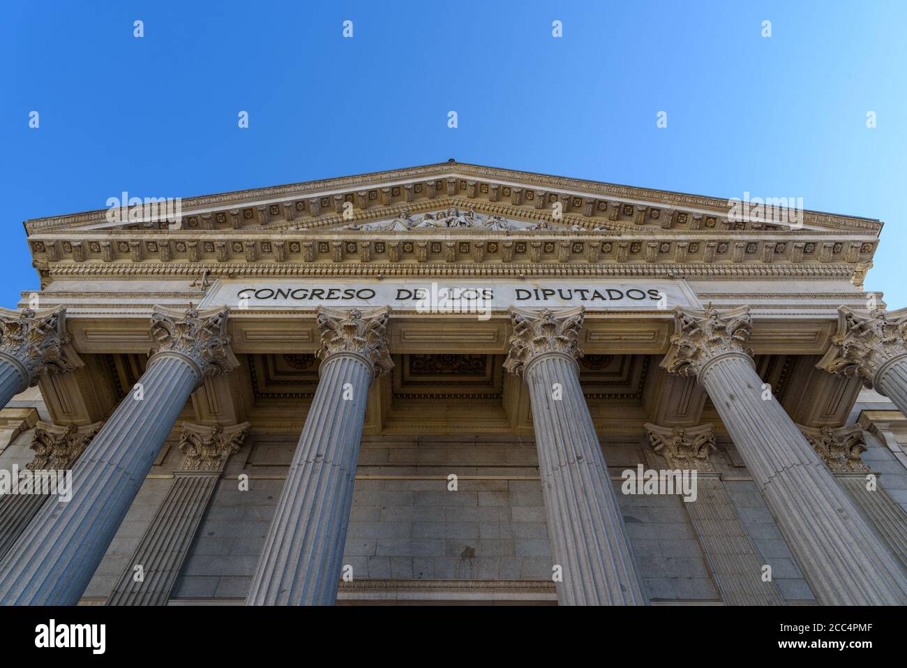 Madrid, Espagne - 15 août 2020 : vue à angle bas de l'entrée principale du Parlement espagnol. Congrès des députés Banque D'Images