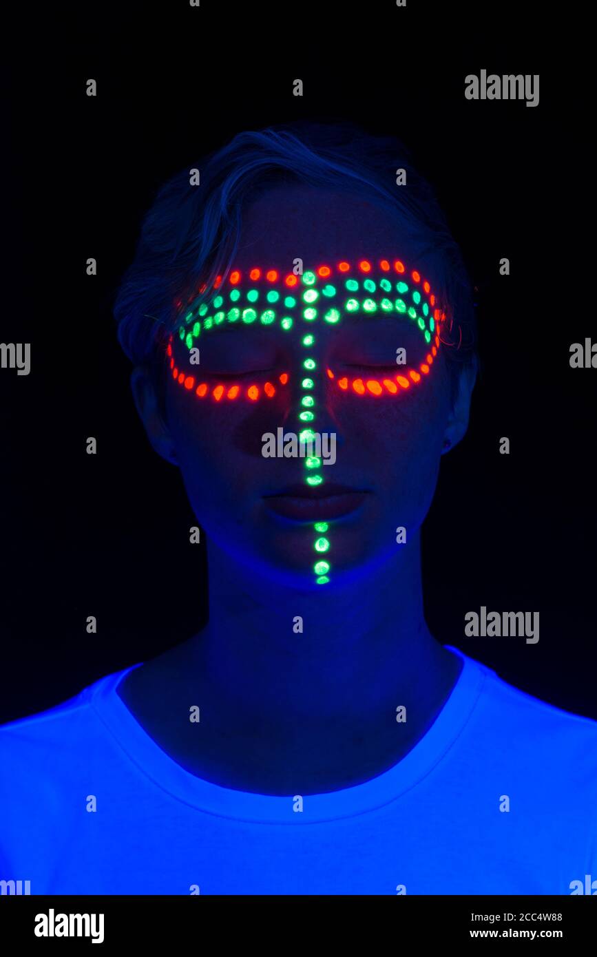 Peinture UV fluorescente pour le visage Banque D'Images