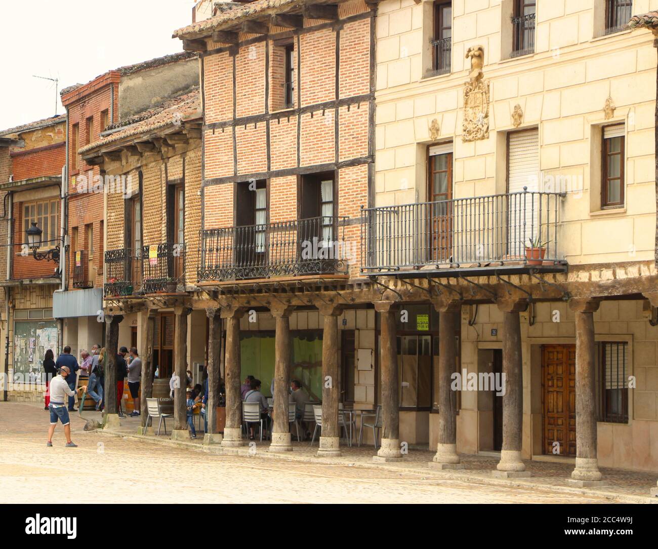 Terrasses de bar dans la Plaza Vieja Saldaña Palencia Espagne un jour nuageux d'août quand le marché est ouvert tous les mardis avec des buveurs à table pour le déjeuner Banque D'Images