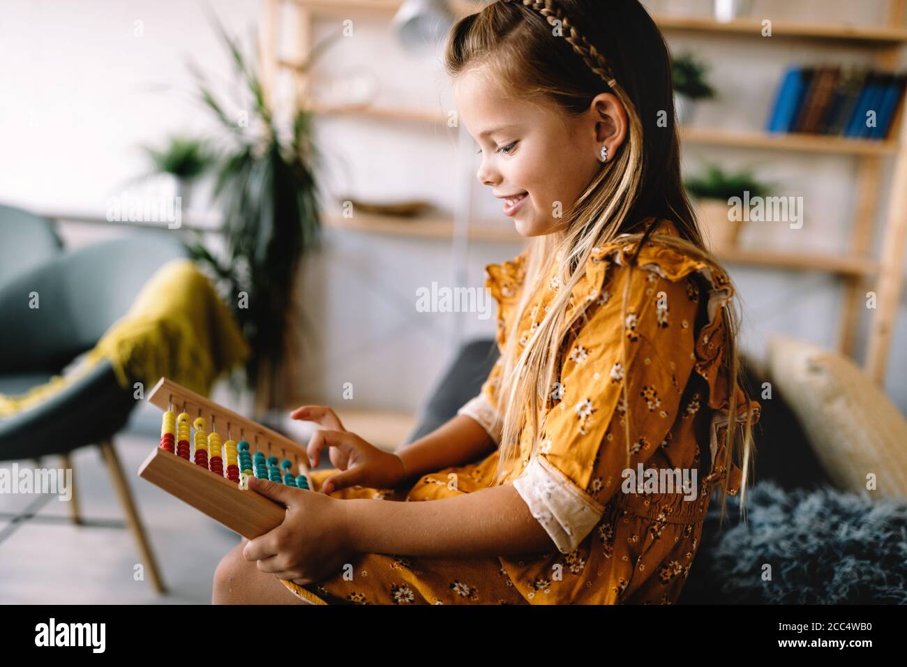 Adorable belle fille jouant avec des jouets en bois. Enfant heureux et en santé apprendre à compter Banque D'Images
