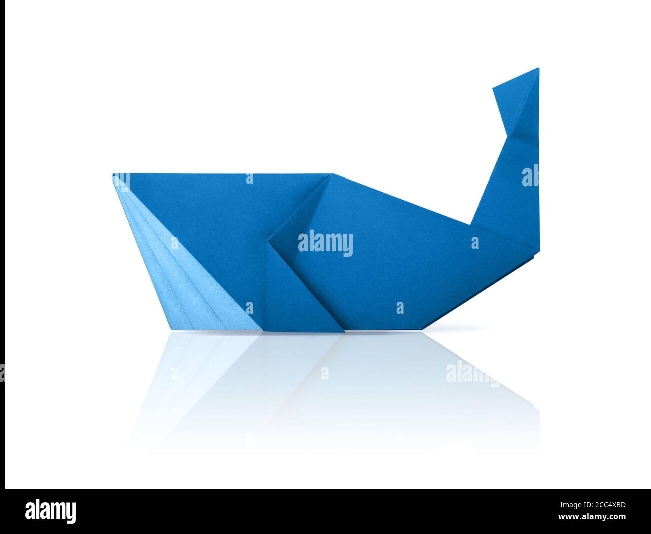 Photo du papier origami bleu marine baleine isolée sur un blanc Banque D'Images