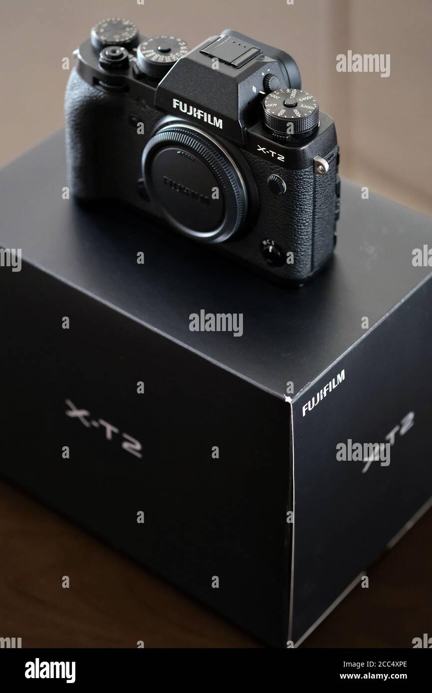 25 juin 2020 : gros plan l'appareil photo sans miroir résistant aux intempéries Fujifilm X-T2 de style reflex numérique sur boîte Banque D'Images