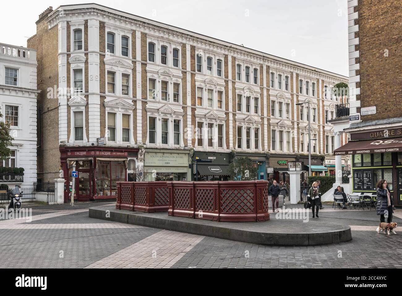 Une vue sur Thurloe place à sa jonction avec Exhibition Road, South Kensington, Londres, Royaume-Uni Banque D'Images