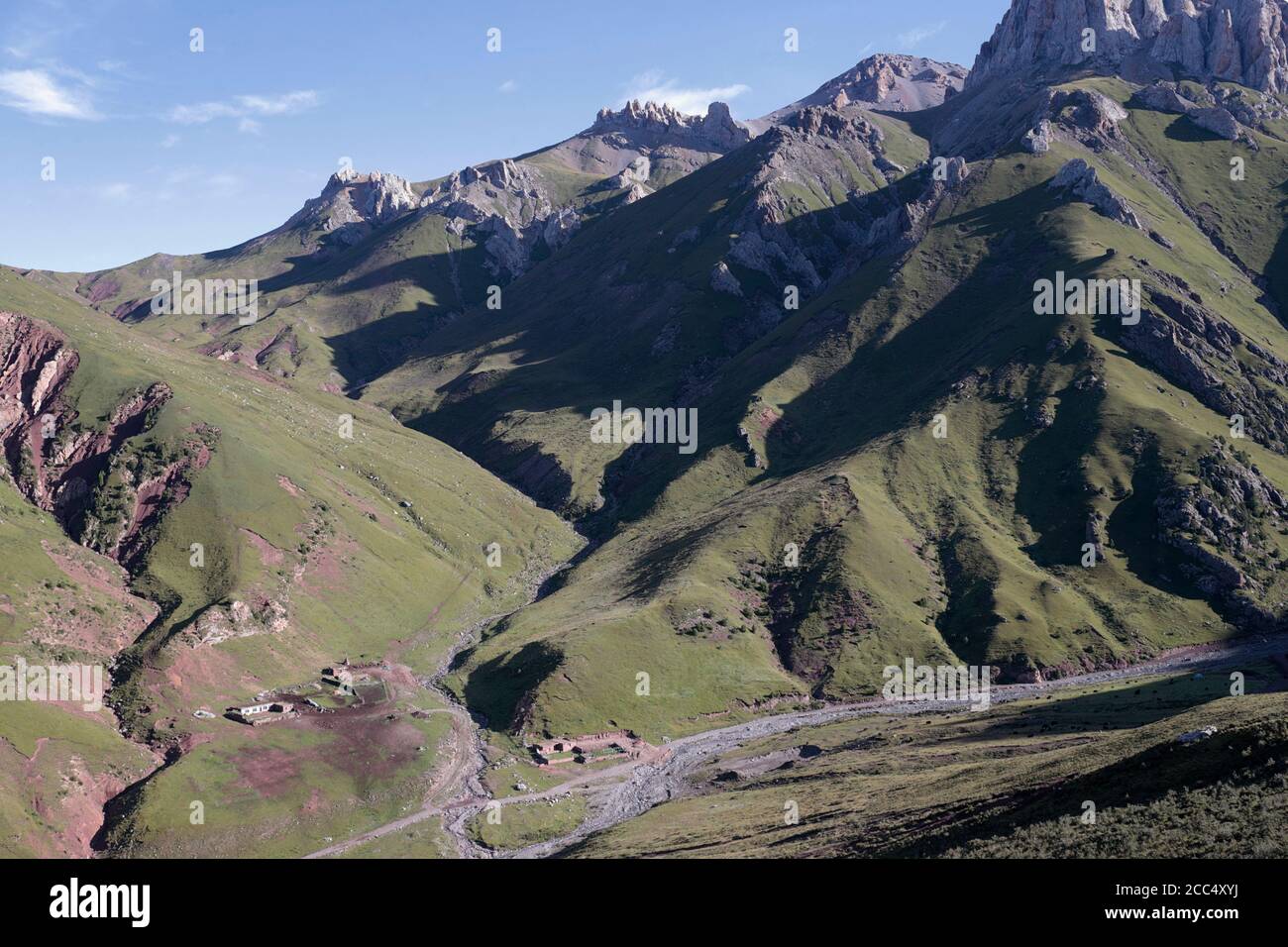 Paysage de montagne et fermes près du fleuve supérieur de Lancang (Mékong), province sud de Qinghai, Chine 27 août 2017 Banque D'Images