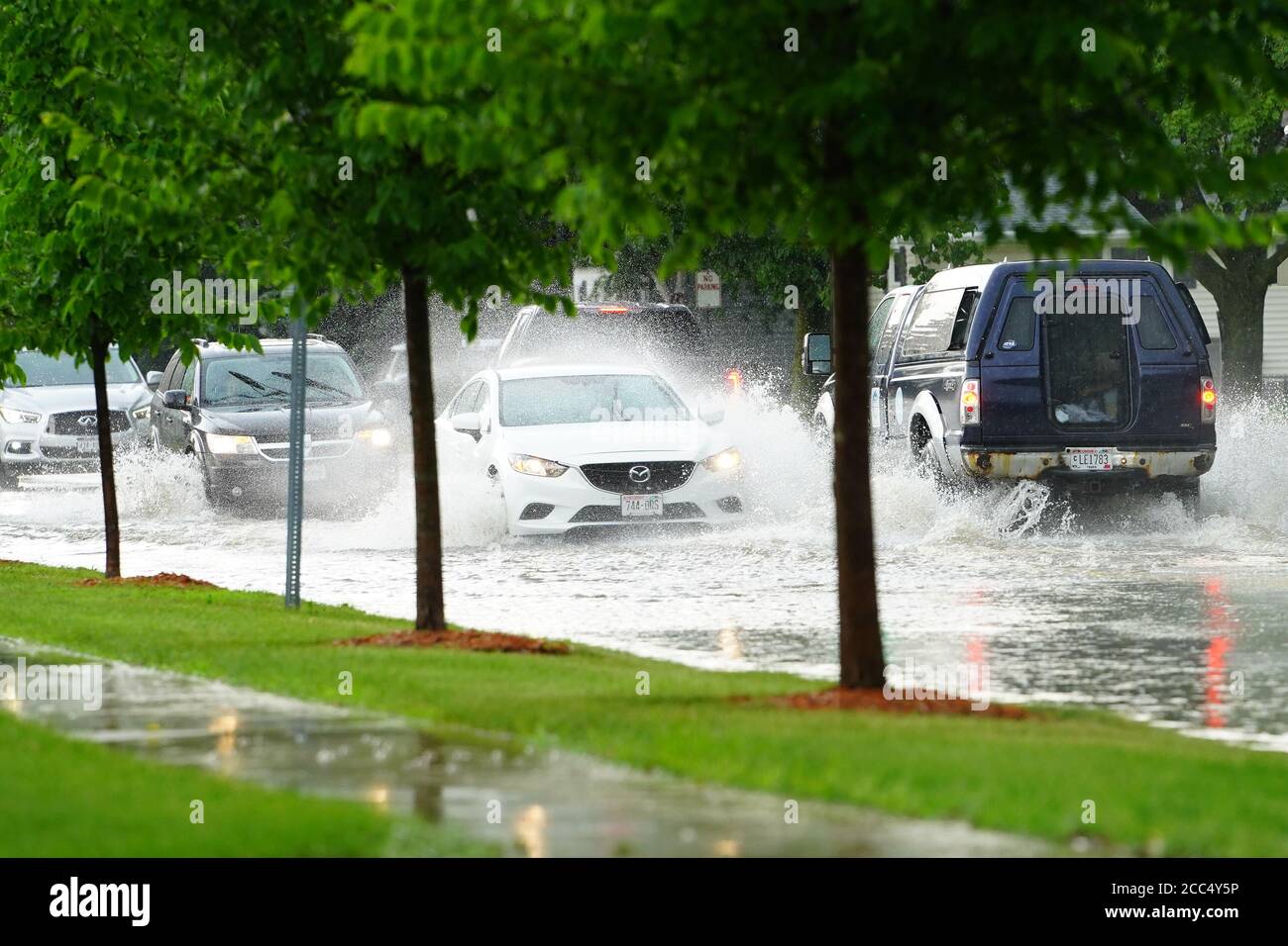 Les citoyens de fond du Lac traversent les rues inondées dans leurs véhicules de l'énorme déversage de pluie durant l'après-midi de juillet 2020. Banque D'Images