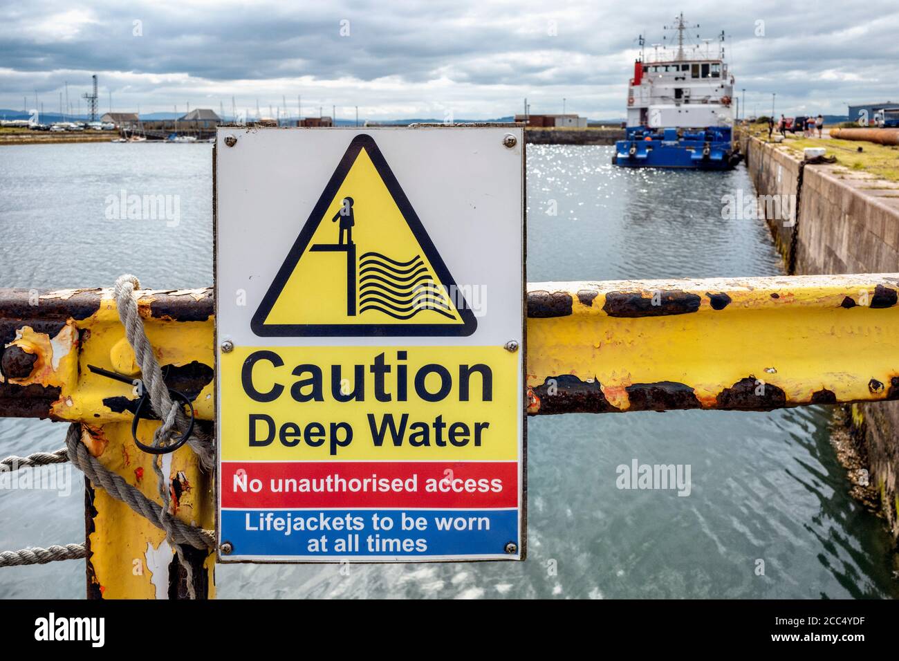 Attention panneau Deep Water à Burntisland Harbour, Fife, Écosse, Royaume-Uni. Banque D'Images