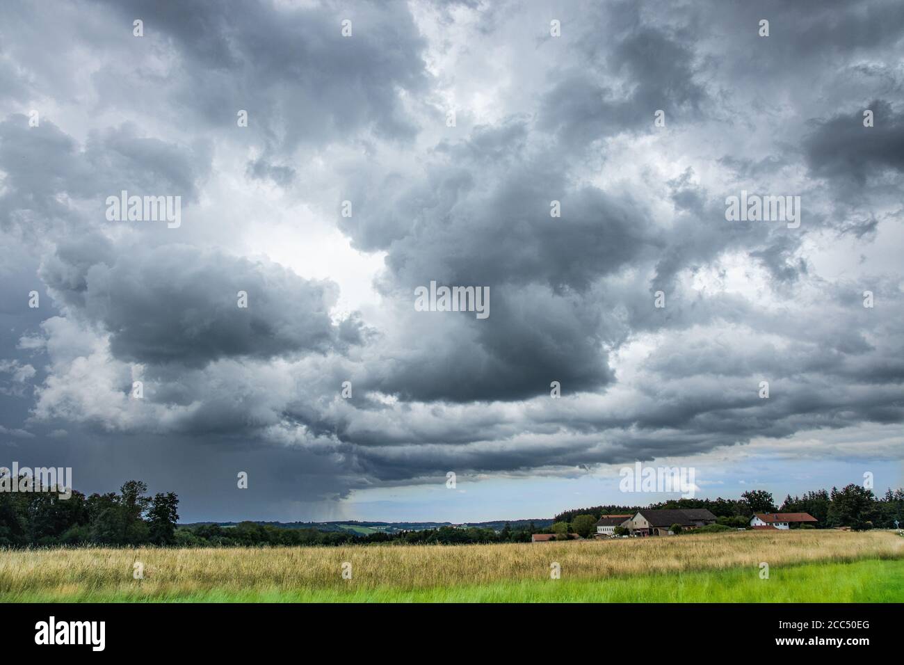 Orage avec forte pluie, Allemagne, Bavière, Isental Banque D'Images