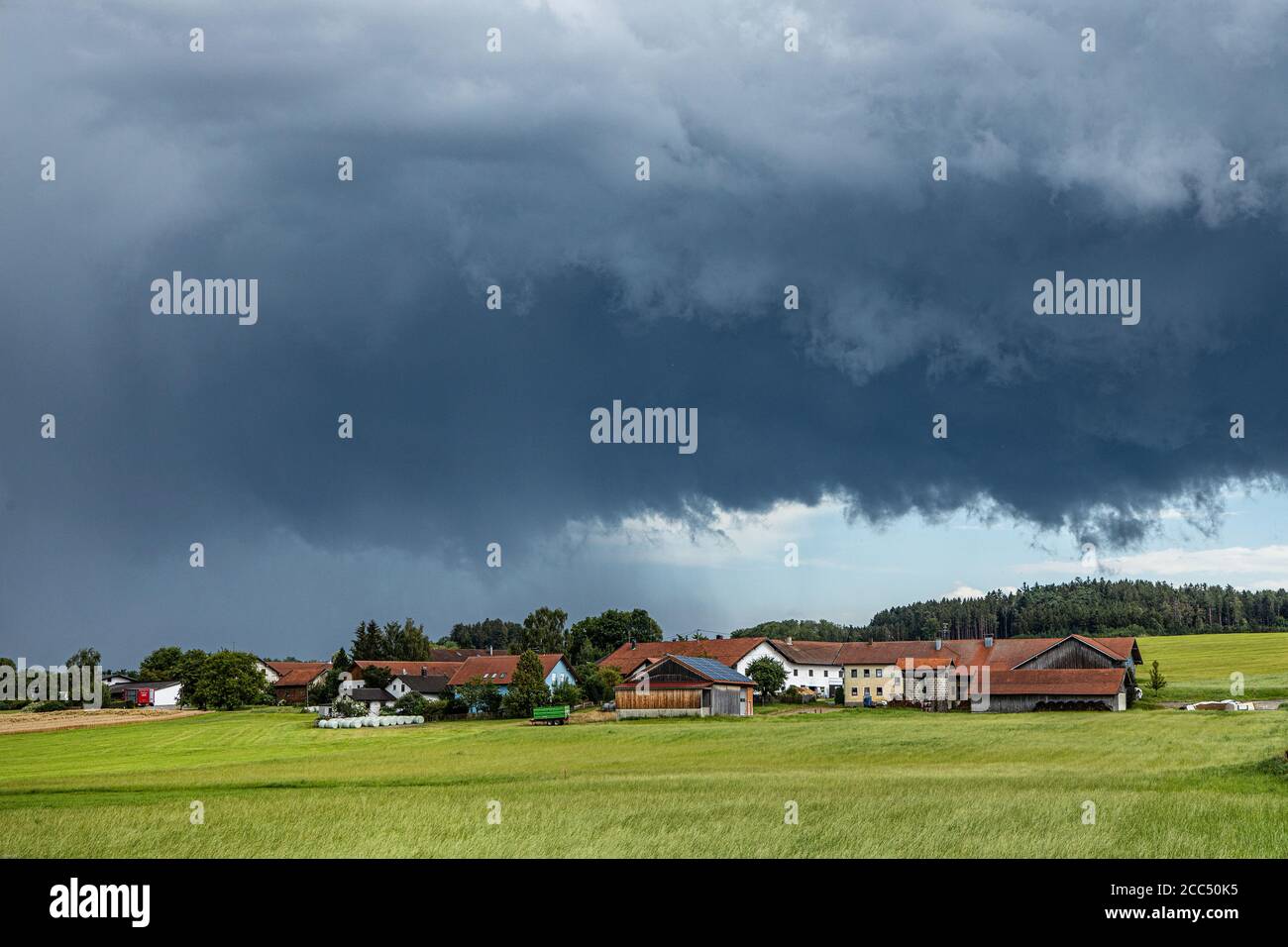 Orage avec forte pluie sur un hameau, Allemagne, Bavière, Isental Banque D'Images