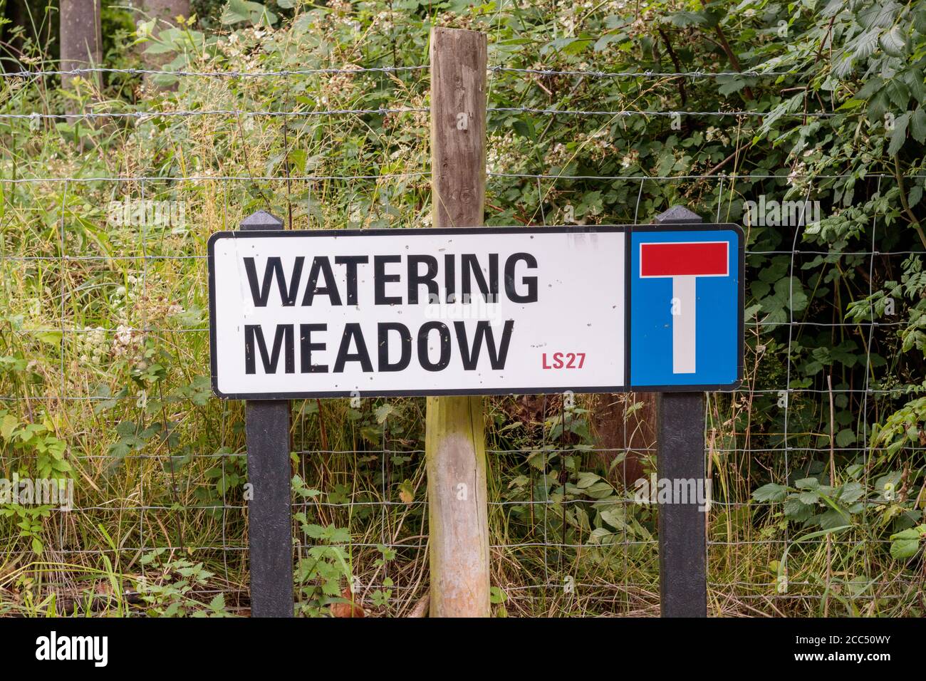 Vue du panneau de nom de rue pour arrosoir Meadow, Morley Banque D'Images