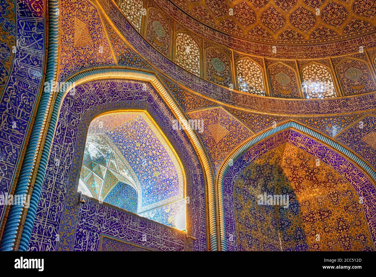 L'intérieur, de tuiles polychromes, Sheikh Lotfallah Mosquée, Maydam-e Iman square, Ispahan, Iran Banque D'Images