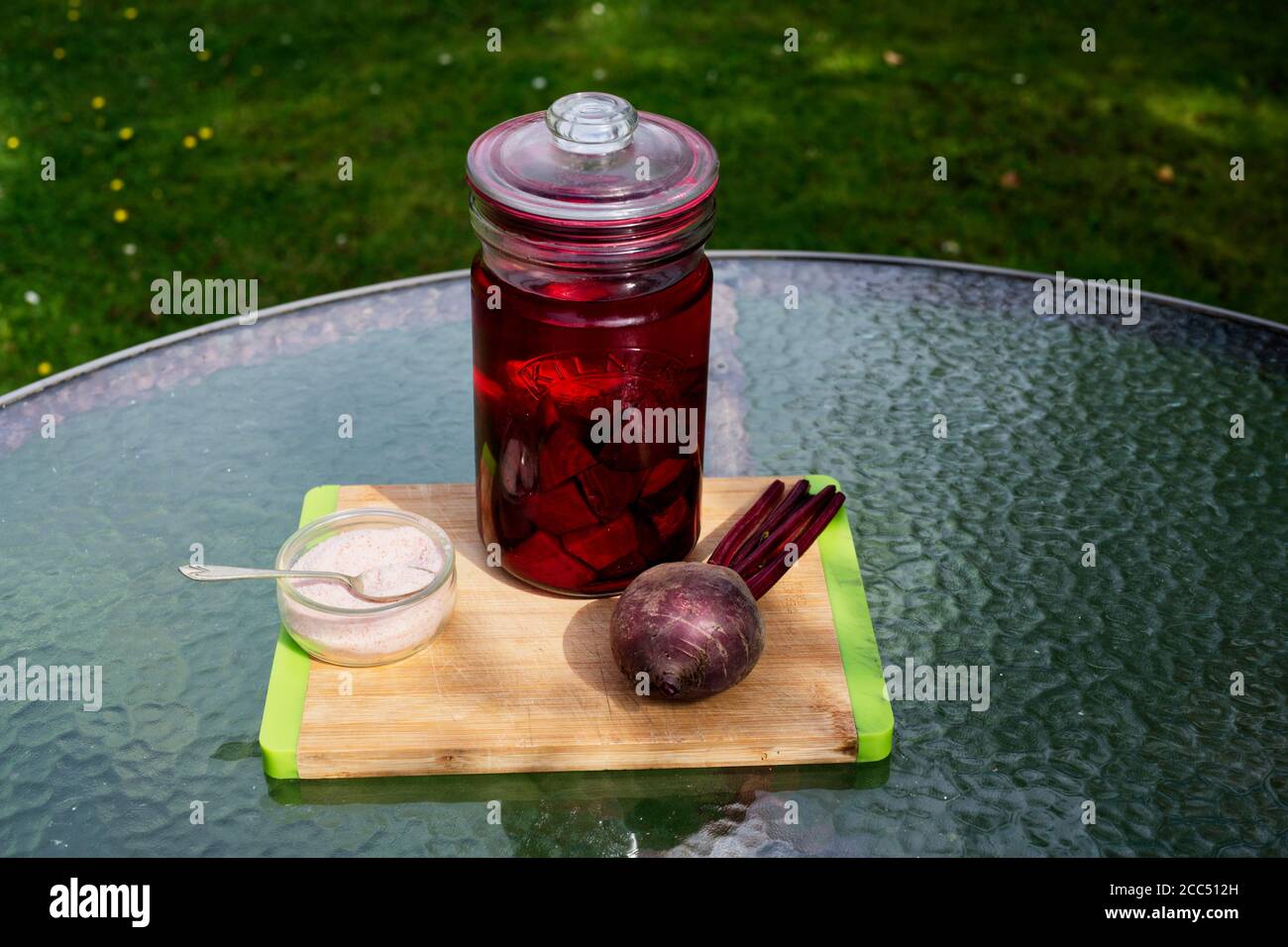 Kvass de betterave au début du fermentaion. Banque D'Images