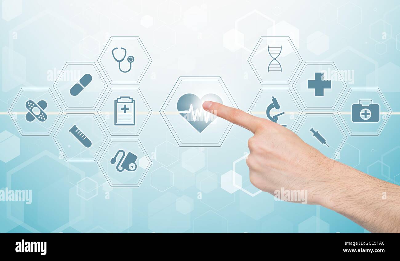 Concept des technologies médicales. Icône en forme de coeur à main mâle sur écran virtuel avec pictogrammes biotech, collage Banque D'Images