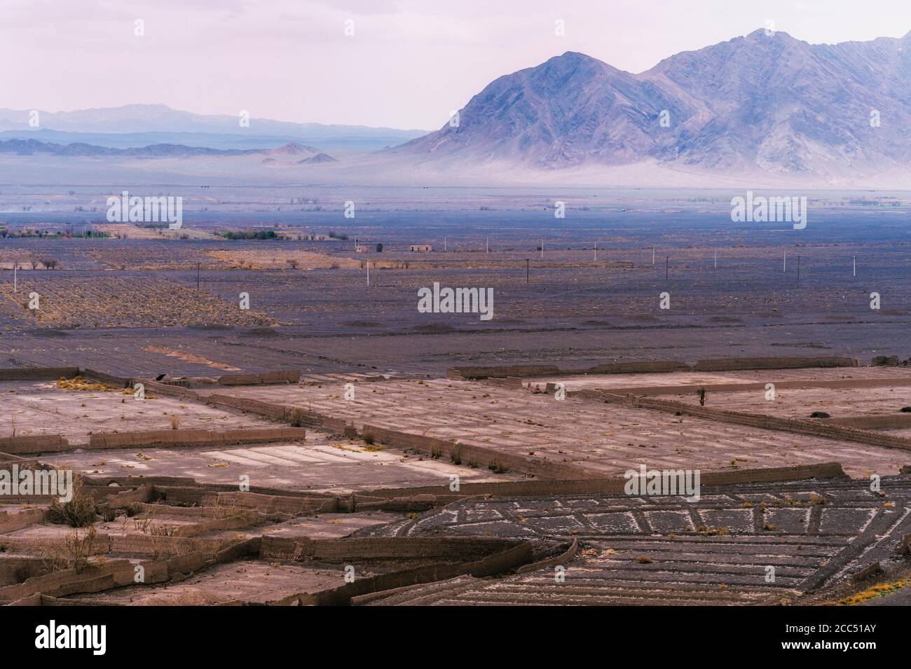 Campagne autour du château de Rayen, province de Kerman, Iran Banque D'Images