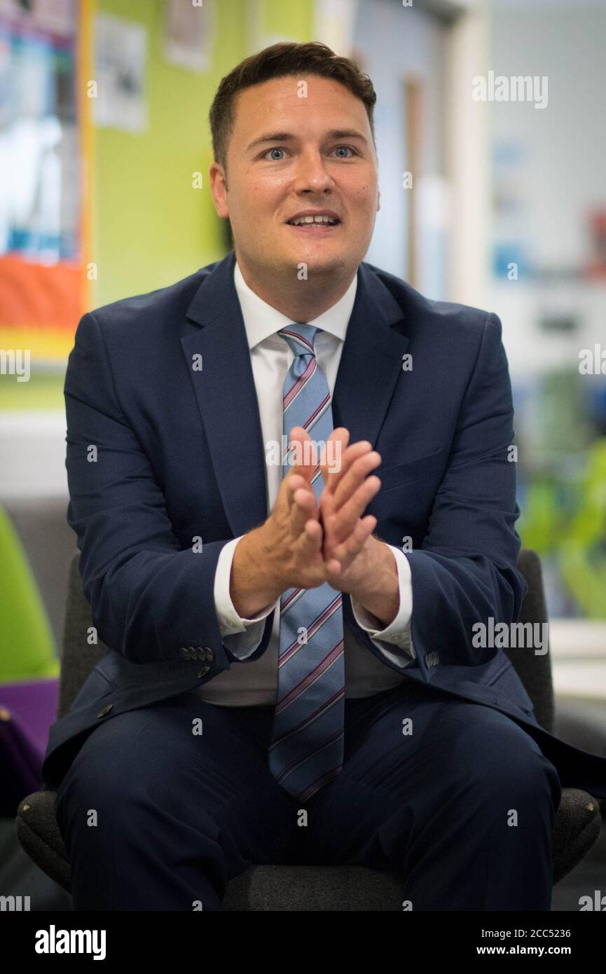 Wes Streeting, secrétaire de l'Échiquier du travail, lors d'une visite à l'école secondaire Oaks Park à Ilford, dans l'Essex, pour rencontrer des élèves, des parents et des enseignants afin de discuter de l'impact continu de la situation actuelle des résultats DE NIVEAU A sur les élèves issus de milieux défavorisés. Banque D'Images