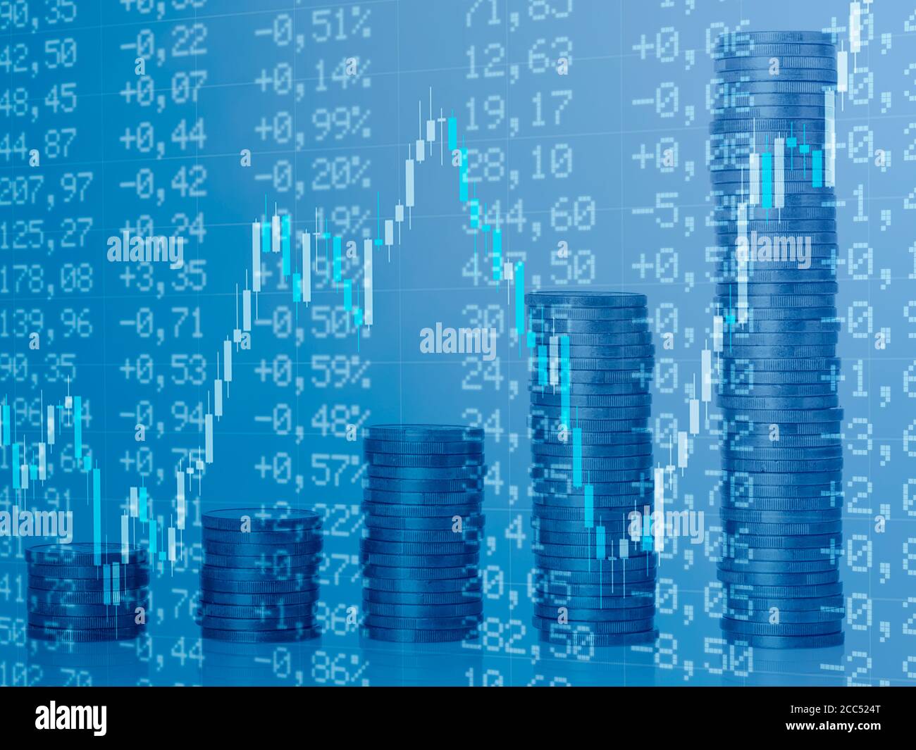 Arrière-plan avec tableaux financiers et piles de pièces Banque D'Images