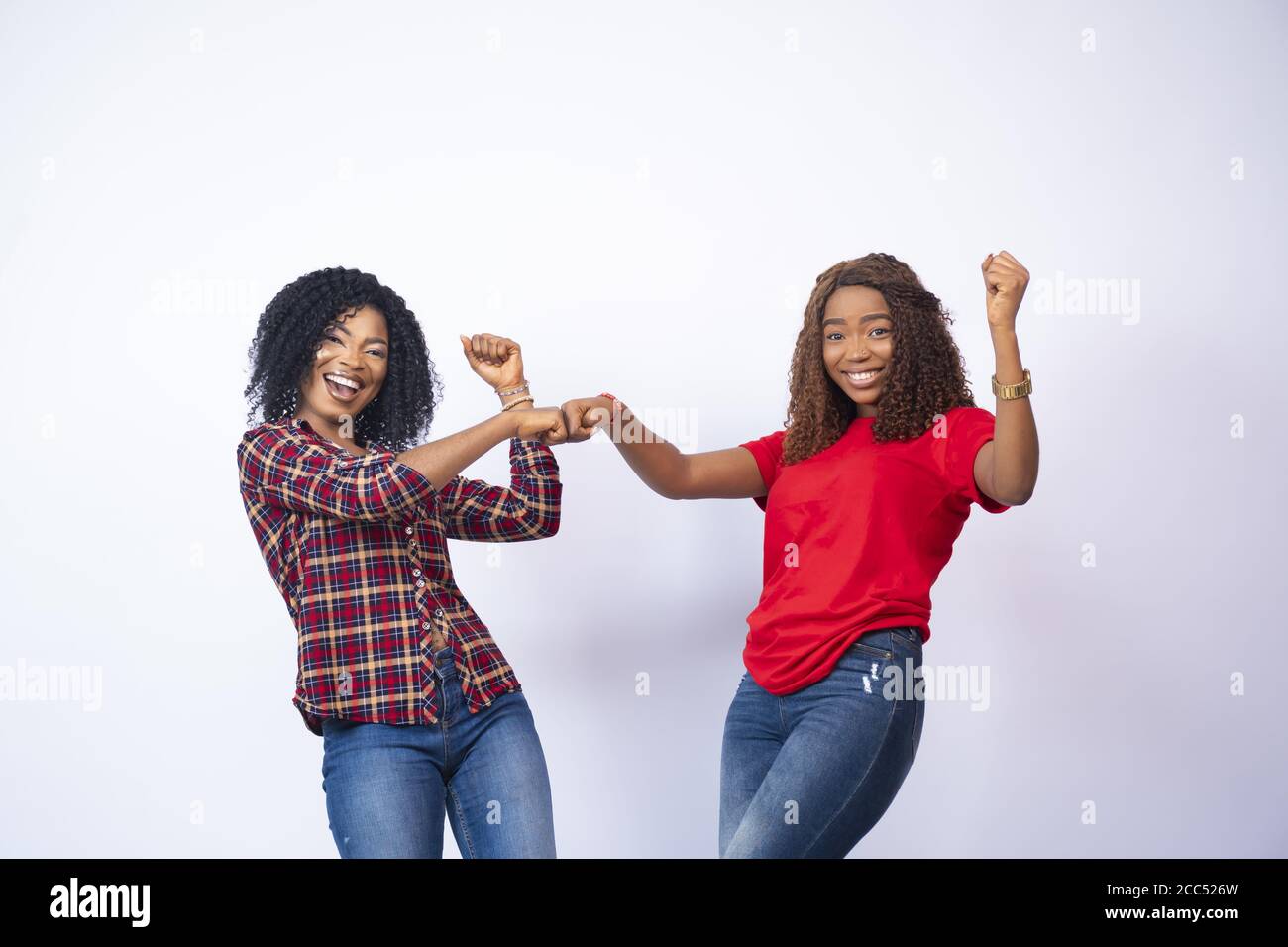 Prise de vue de jeunes femmes africaines excitées qui se sont embuées et ont fêté Banque D'Images