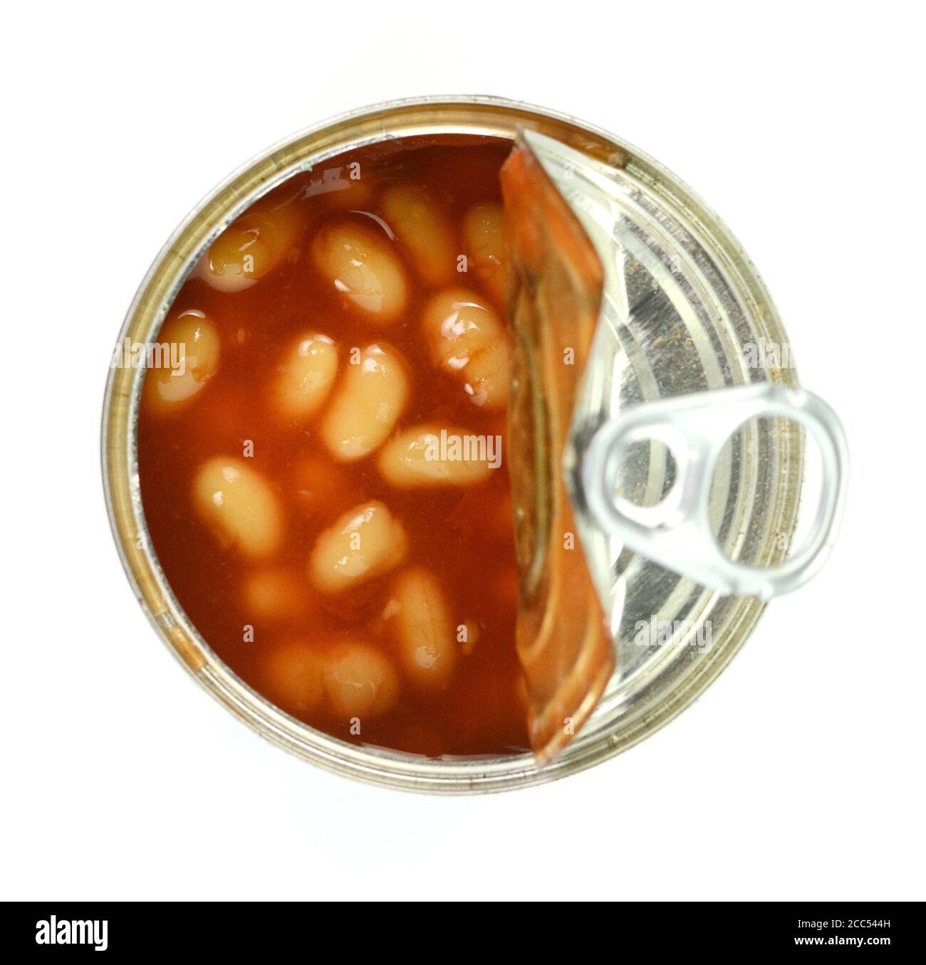 Vue de dessus de Tinnes beans sur blanc. Ouvrez une boîte de grains sur fond blanc. Haricots cuits - haricots cuits dans de la sauce tomate. Banque D'Images