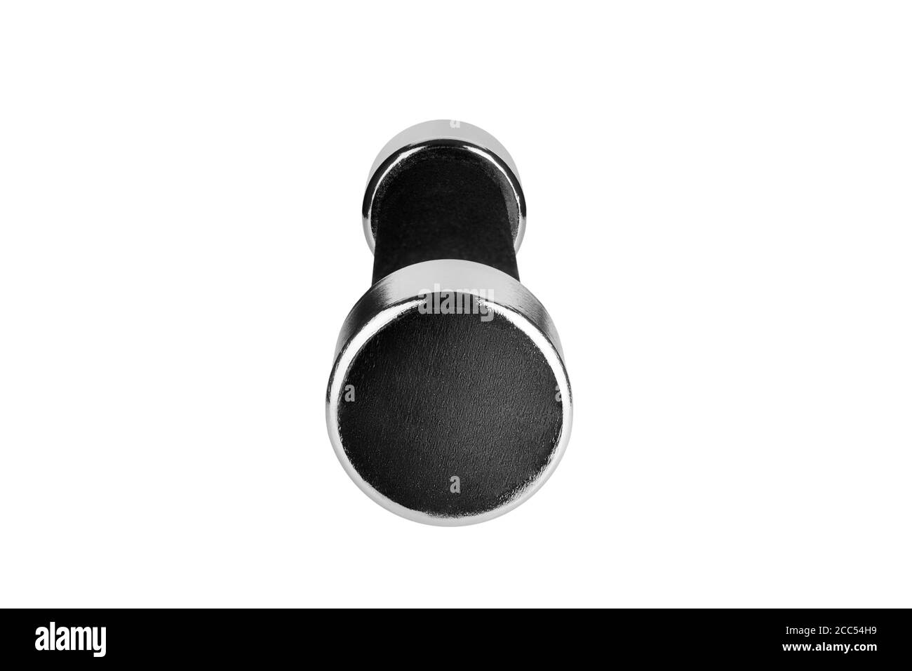 Une haltère sur fond blanc isolée de près, une barbell en métal simple avec poignée noire, style bar-sonnette de fitness, équipement de sport de levage Banque D'Images