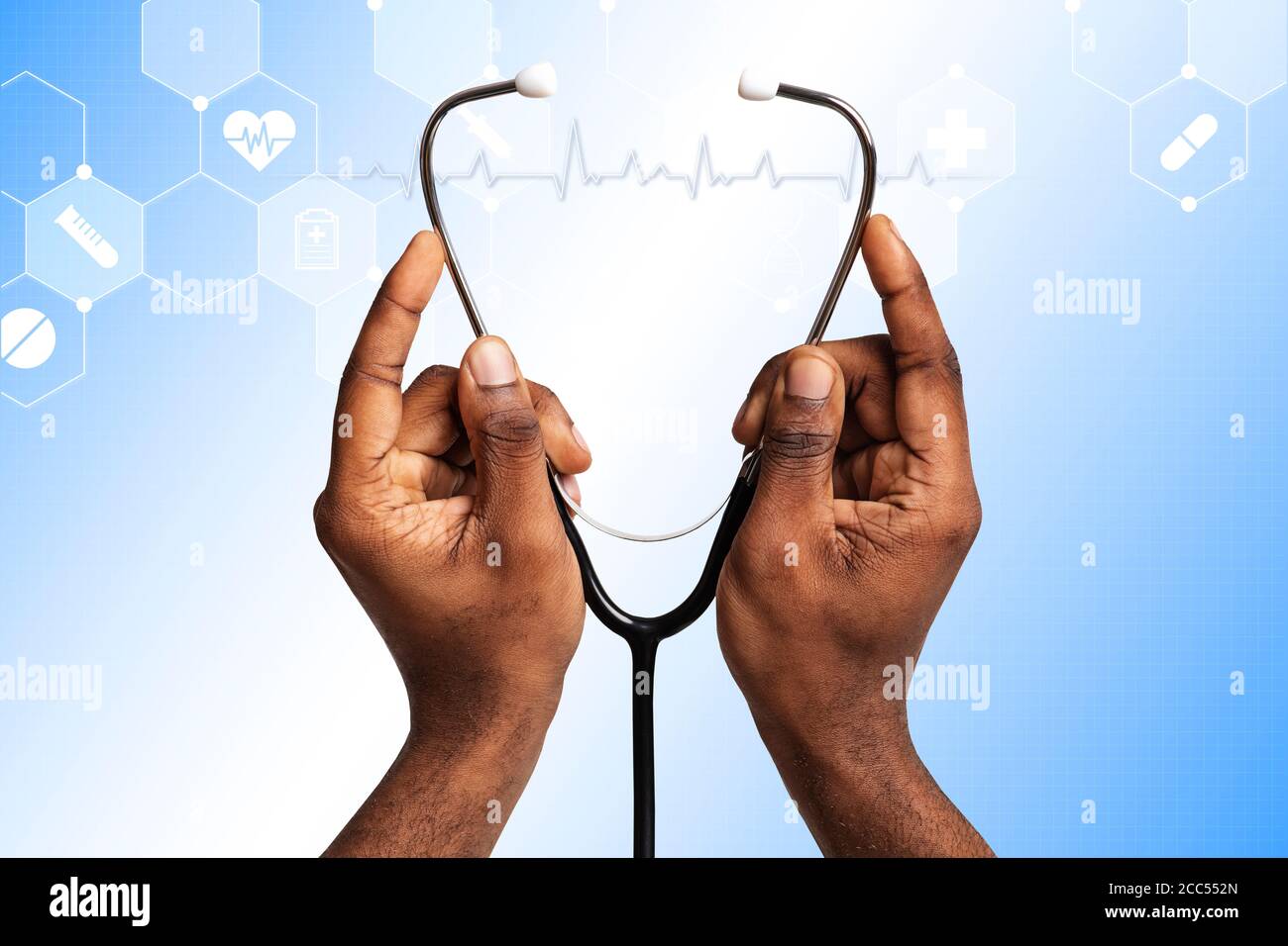 Médecin afro-américain tenant le stéthoscope sur fond bleu, collage avec des symboles médicaux sur écran imaginaire Banque D'Images