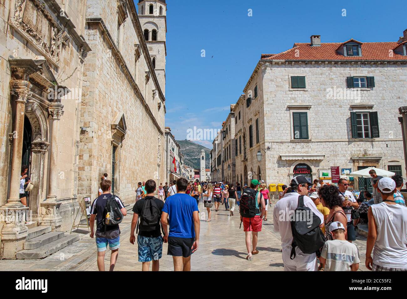 Dubrovnik, Croatie - 15 juillet 2018 : une rue principale très animée de Stradun avec des touristes en été, dans la vieille ville de Dubrovnik, Croatie Banque D'Images
