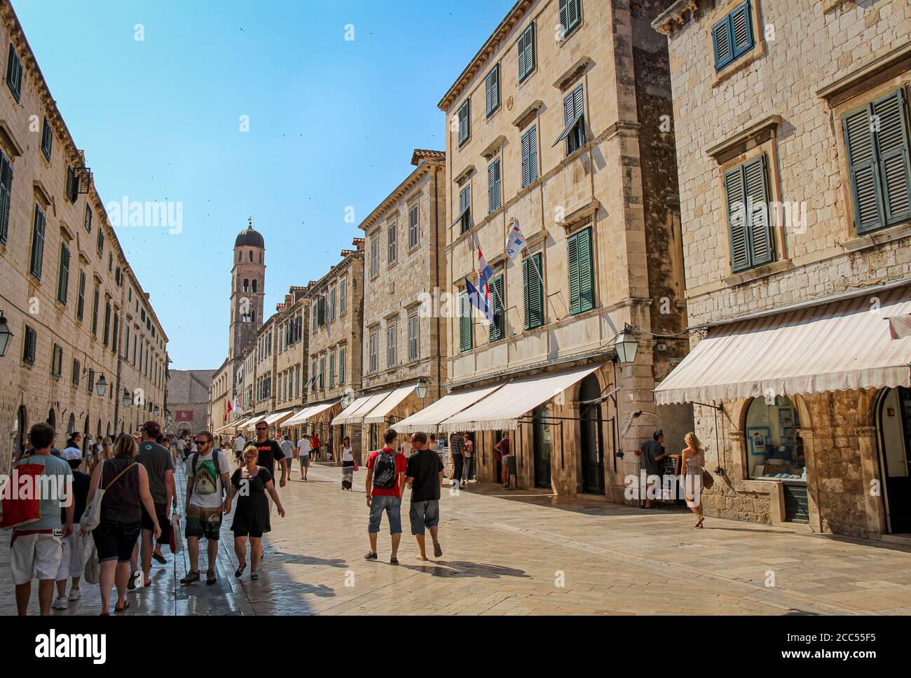 Dubrovnik, Croatie - 15 juillet 2018 : la rue principale de Stradun et les magasins de la vieille ville de Dubrovnik en été, avec la Tour de l'horloge de Zvonik, Croatie Banque D'Images