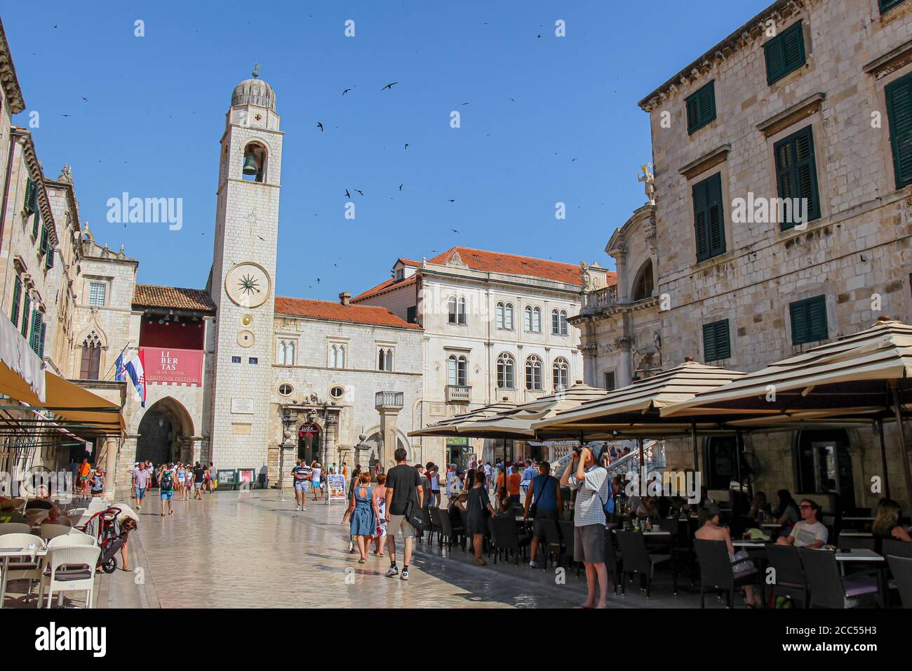 Dubrovnik, Croatie - 15 juillet 2018 : la rue principale de Stradun, le café et la tour de l'horloge dans la vieille ville de Dubrovnik, avec des touristes en été, Croatie Banque D'Images