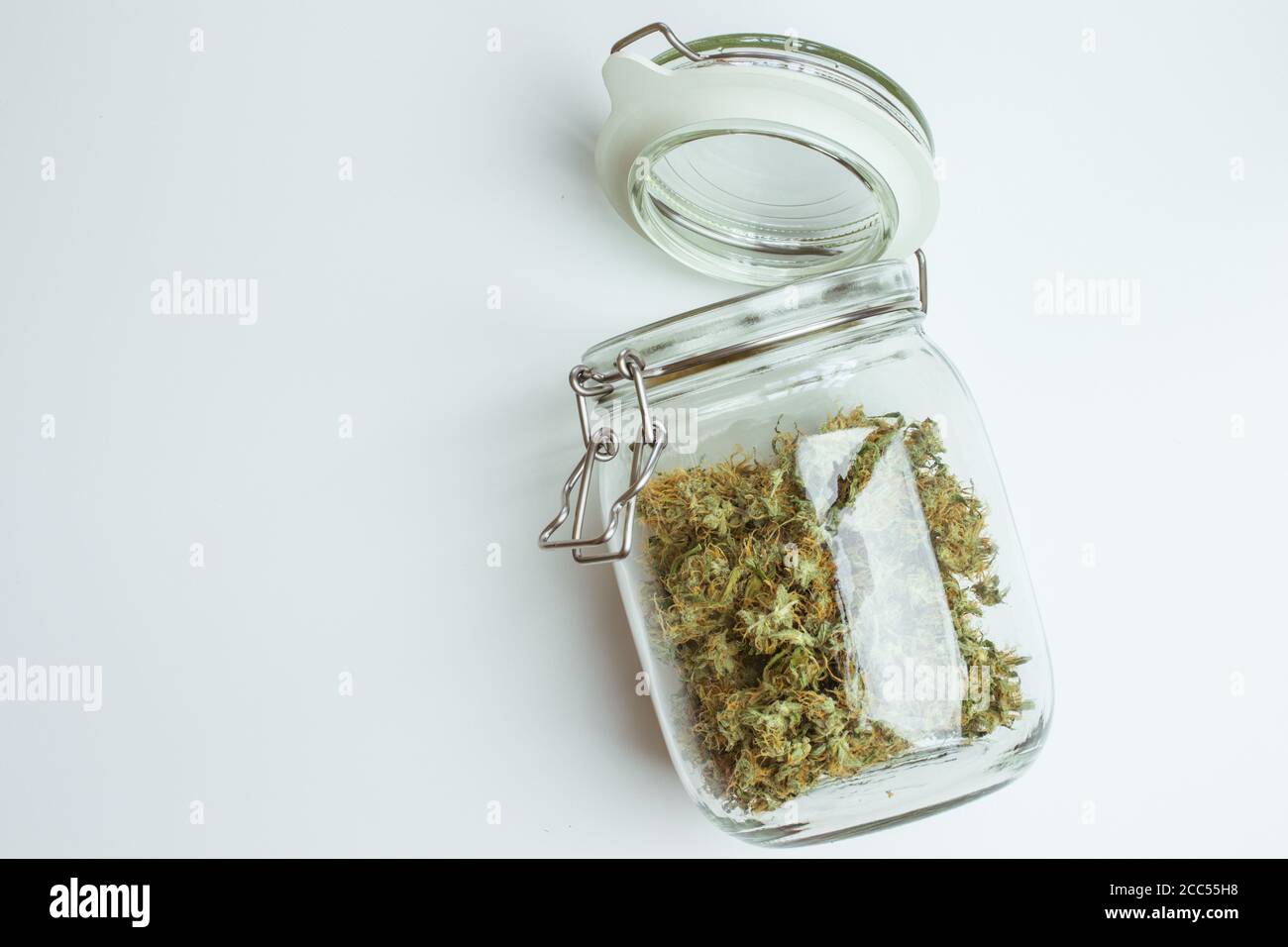 Pot de cannabis isolé sur fond blanc avec espace de copie. Modèle de conception de marijuana Banque D'Images
