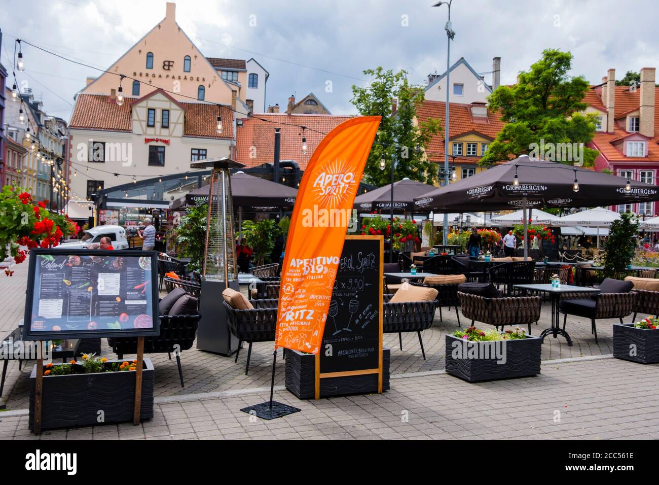 Terrasses de bars et de restarants, Livu Laukums, vieille ville, Riga, Lettonie Banque D'Images