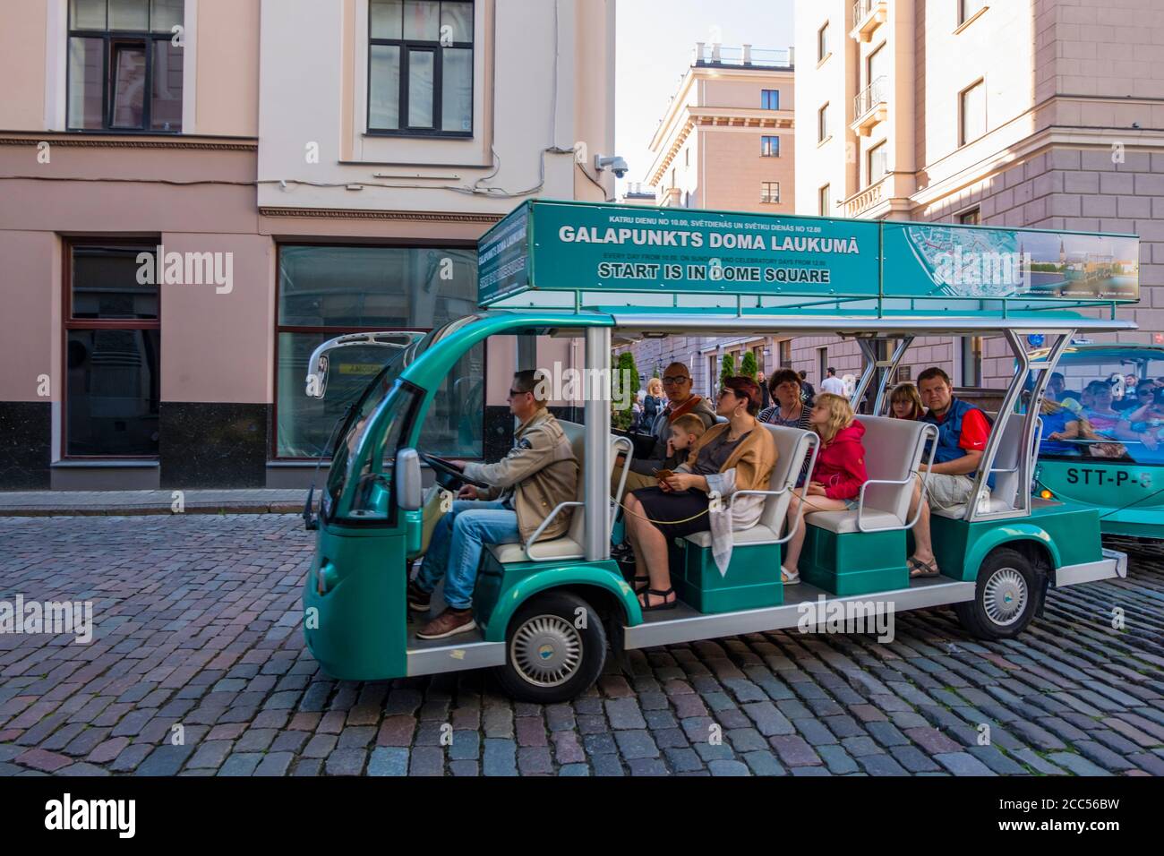 Visite d'Elektrobus, vieille ville, Riga, Lettonie Banque D'Images