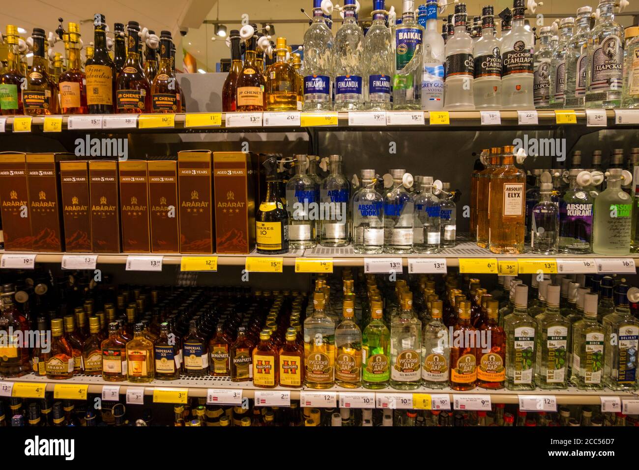 Flacons à alcool, supermarché, Riga, Lettonie Photo Stock - Alamy