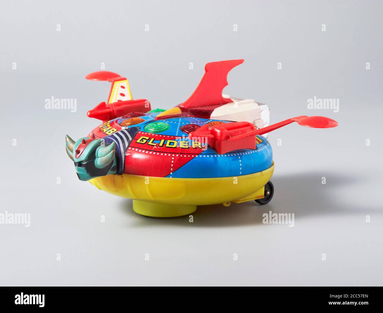 Objet volant étain jouet avec la tête d'un corned monstre Photo Stock -  Alamy