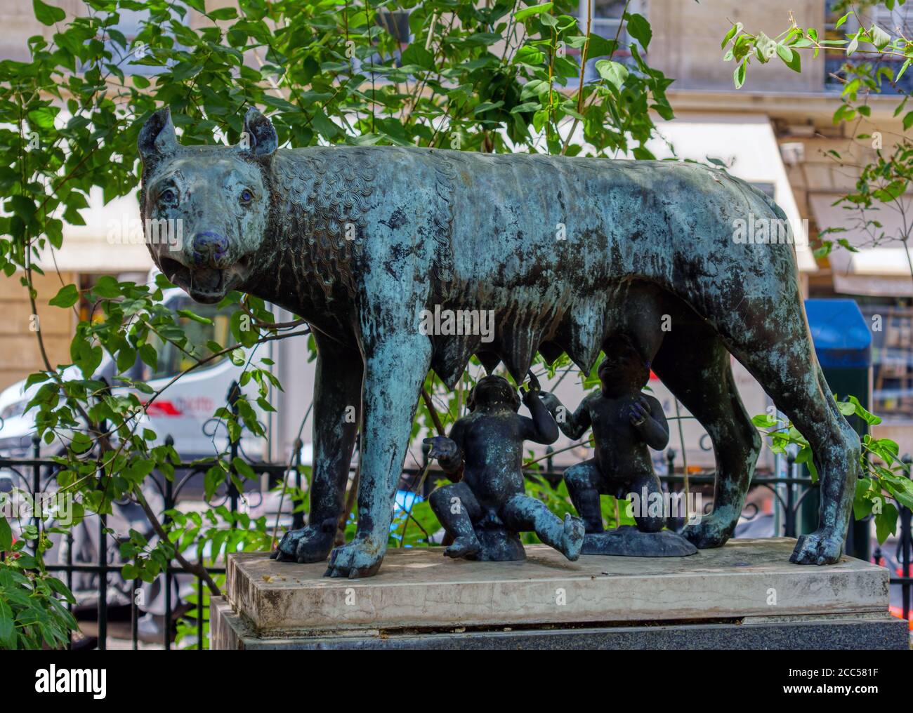 Réplique de la statue du loup de Capitoline à Paris, France Banque D'Images