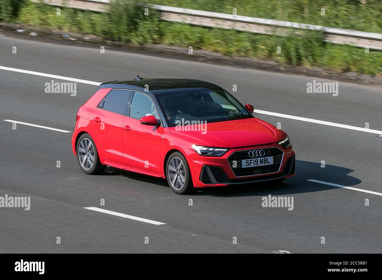 2019 Audi A1 S ligne 30 TFSI Red car Hatchback essence conduite sur l'autoroute M6 près de Preston à Lancashire, Royaume-Uni. Banque D'Images